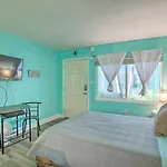 Tropical Pass-A-Grille Gem With Direct Beach Access!