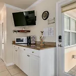 Walkable To Restaurants And Steps To The Beach! - Coconut Villa\'S Suite 10