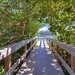 Tropical Island Retreat Walk To The Beach
