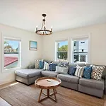 Twin Tiki Units 3 And 4 - Upstairs