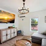 Twin Tiki - Full Property - 4 Bedroom
