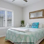 Luxurious Modern Townhouse Right Across Beach!! Table Tennis