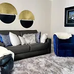 Luxurious Waterfront Penthouse: Maderia Beach Gem