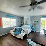 Searenity, Waterside Studio In The Heart Of Treasure Island, Walk To Beach