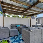 1 Bedroom Block Off The Beach -4