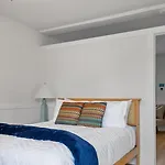 Sunset Beach House - Beach Hugger 3