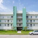 Steps Across From Madeira Beach, Heated Pool- Luxury 3 Bedrooms, 3 Full Bathrooms