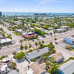 Let\'S Flamingle In St Pete Beach Private Funky Apartment