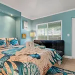 Tropic Terrace Suite #4 - Beachfront Resort