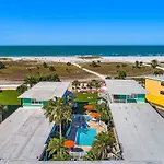 Tropic Terrace Suite #16 - Beachfront Resort