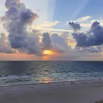 Walk To Beach/Beautiful And Comfy/Relaxing Patio/Parking