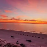 Walk To Beach/Beautiful And Comfy/Relaxing Patio/Parking