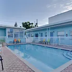 Condo With Community Pool - Walk To Madeira Beach!