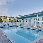 Condo With Community Pool - Walk To Madeira Beach!