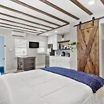 Sala 1 - St Pete Beach Gem!