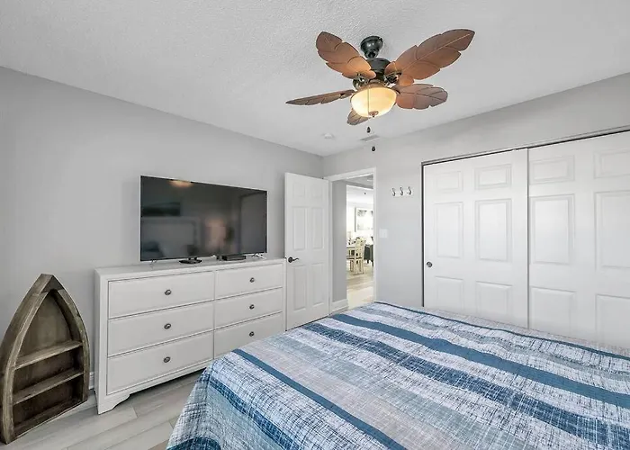 Newly Renovated Condo On Maderia Beach