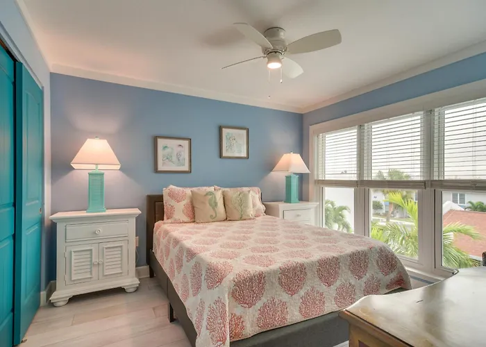 Poolside Madeira Beach Abode With Balcony!