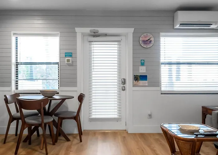 Sunset Beach House - Beach Hugger 2