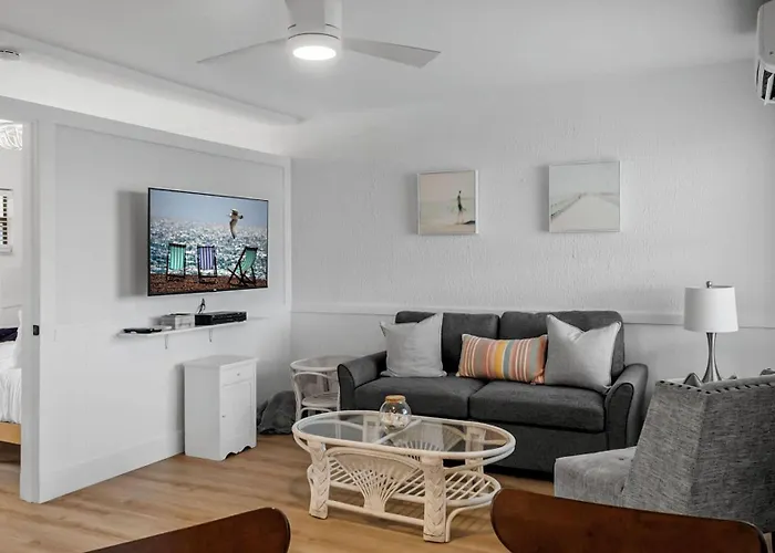 Sunset Beach House - Beach Hugger 3