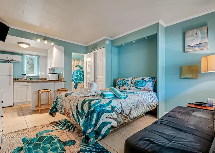Tropic Terrace Suite #4 - Beachfront Resort
