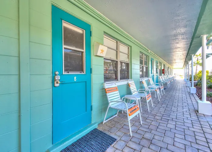 Tropic Terrace Suite #8 - Beachfront Resort