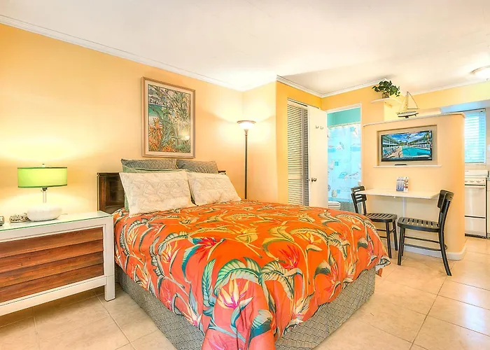 Tropic Terrace Suite #3 - Beachfront Resort
