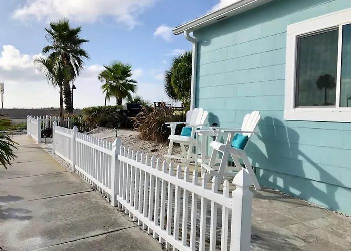 Beachfront- Quaint Beach Front House Pass A Grille