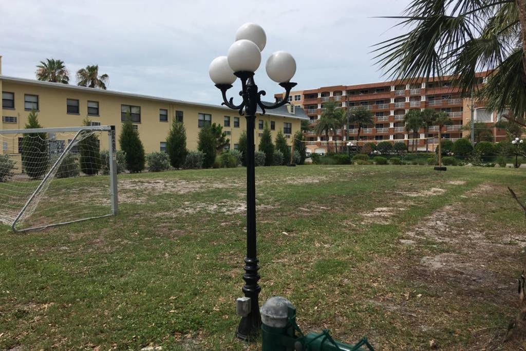 Beach In Gated Complex, Heated Courtyard Pool, Ocean Only 1 Block Away! Apartment St. Pete Beach
