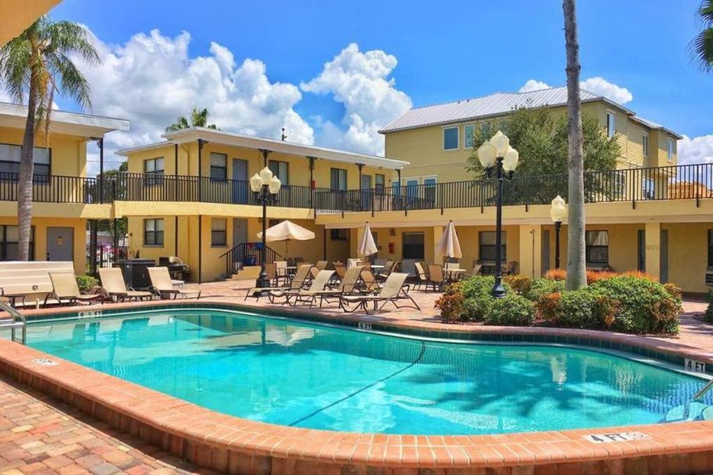 Beach In Gated Complex, Heated Courtyard Pool, Ocean Only 1 Block Away! *