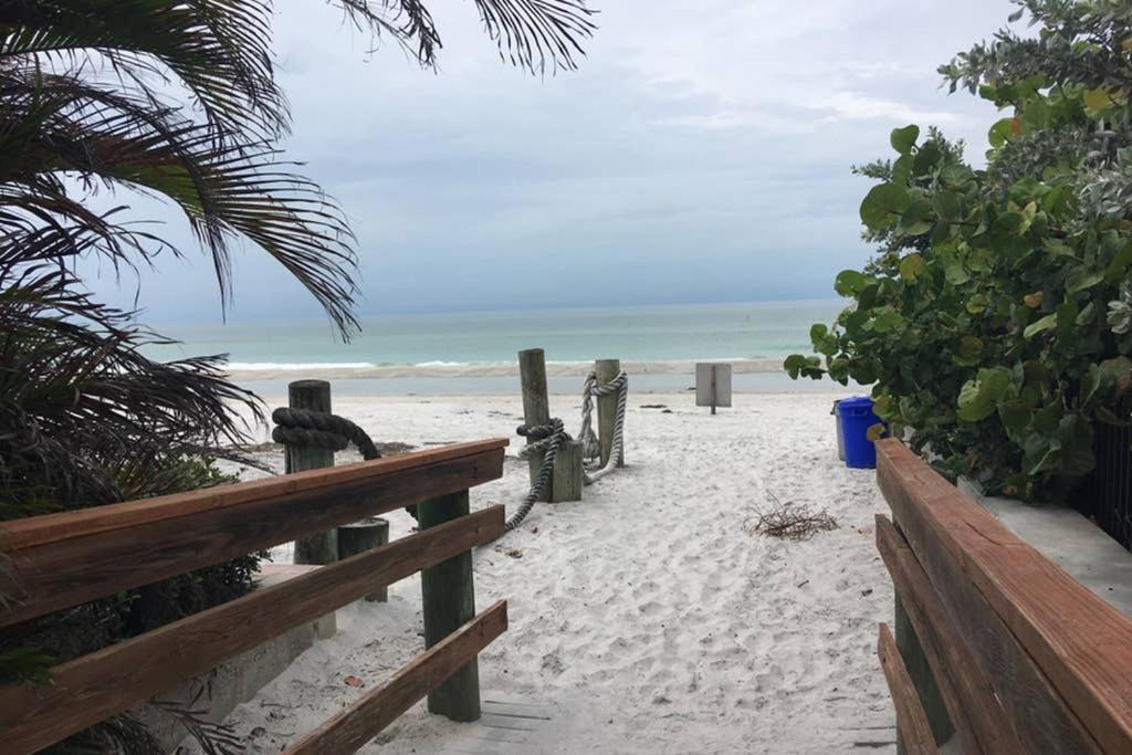 Beach In Gated Complex, Heated Courtyard Pool, Ocean Only 1 Block Away! St. Pete Beach