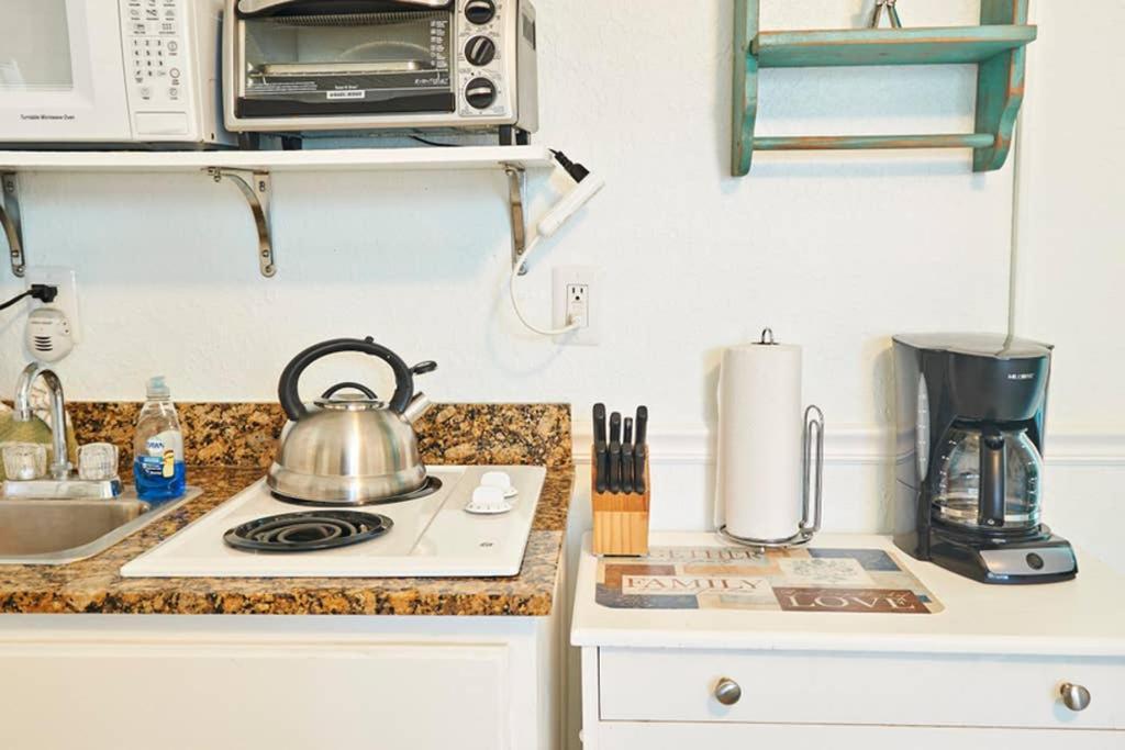 Beach In Gated Complex, Heated Courtyard Pool, Ocean Only 1 Block Away! St. Pete Beach