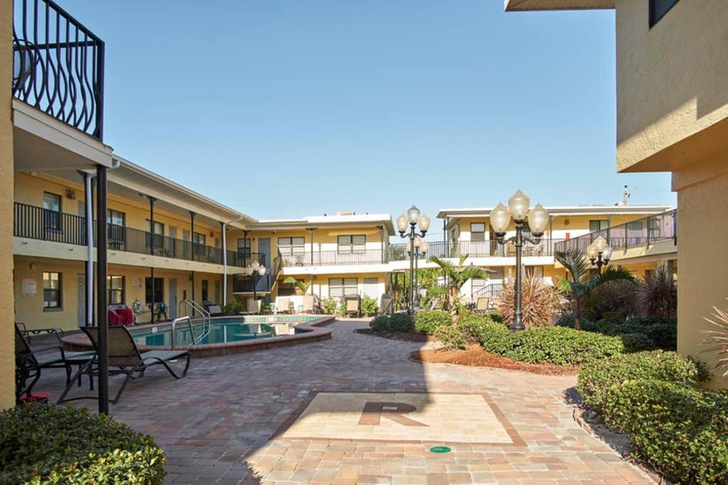 Beach In Gated Complex, Heated Courtyard Pool, Ocean Only 1 Block Away! Apartment