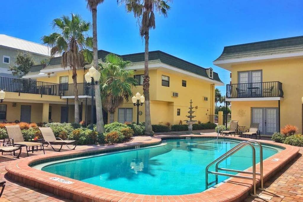 Apartment Beach In Gated Complex, Heated Courtyard Pool, Ocean Only 1 Block Away!