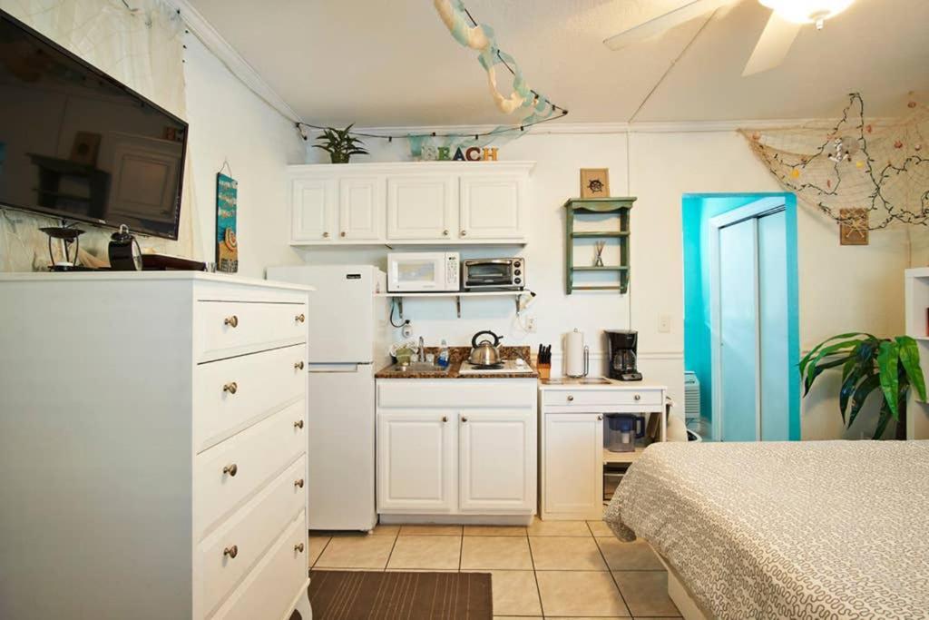Apartment Beach In Gated Complex, Heated Courtyard Pool, Ocean Only 1 Block Away! St. Pete Beach