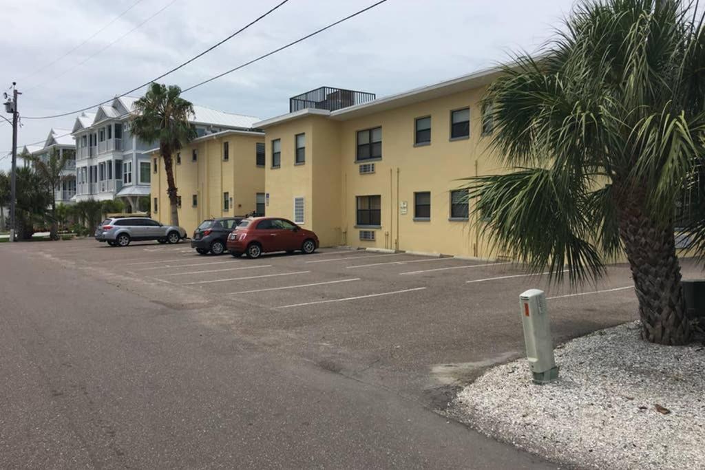 Apartment Beach In Gated Complex, Heated Courtyard Pool, Ocean Only 1 Block Away! *