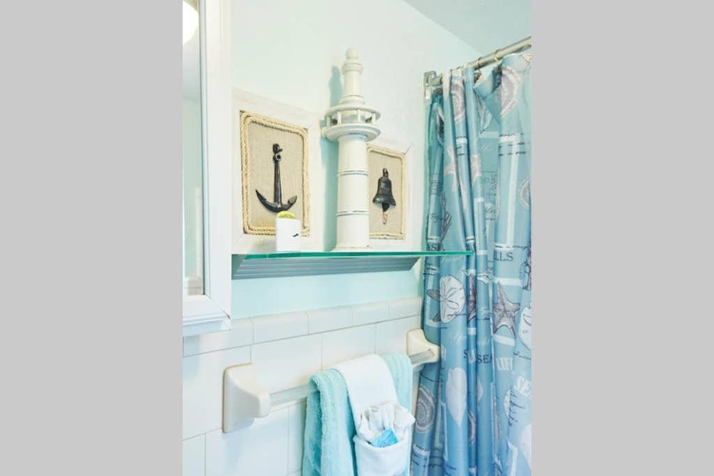 Beach In Gated Complex, Heated Courtyard Pool, Ocean Only 1 Block Away! Apartment St. Pete Beach