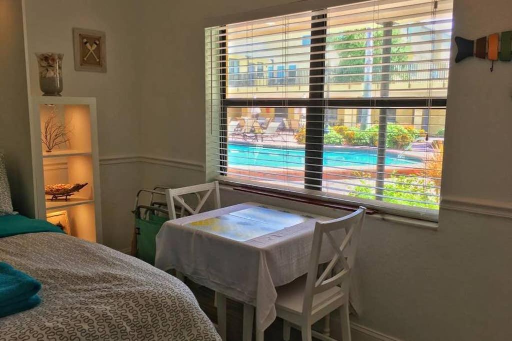 Beach In Gated Complex, Heated Courtyard Pool, Ocean Only 1 Block Away! Apartment St. Pete Beach