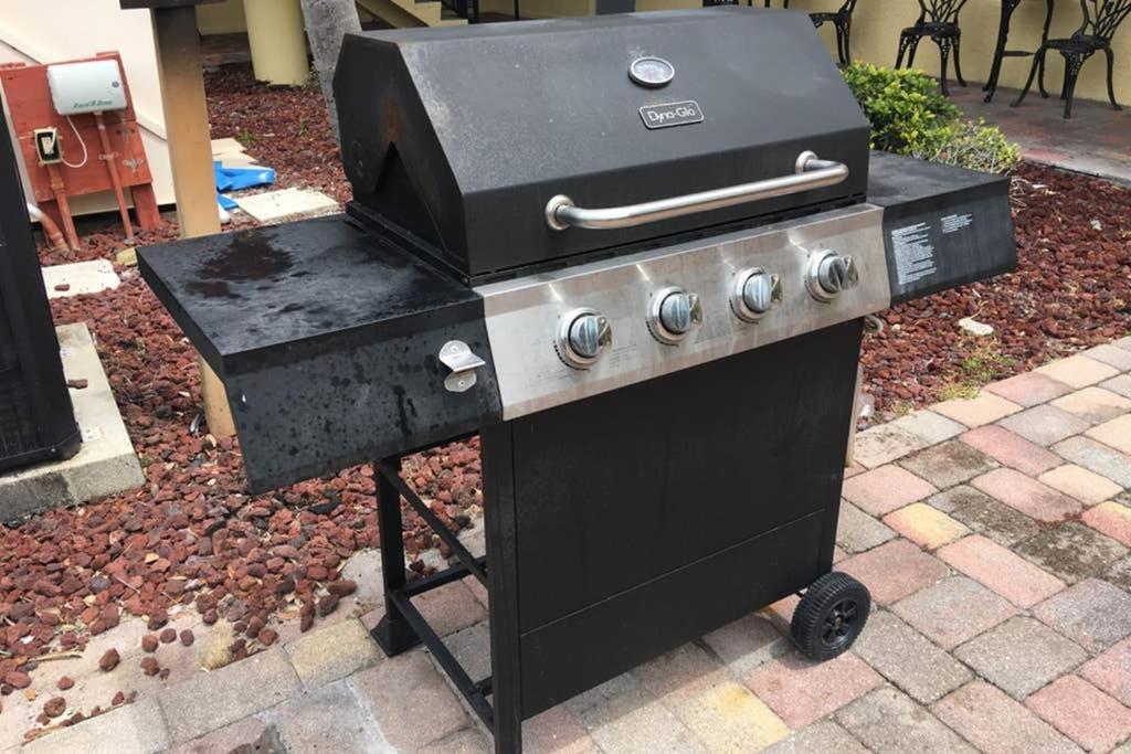 Beach In Gated Complex, Heated Courtyard Pool, Ocean Only 1 Block Away! * St. Pete Beach