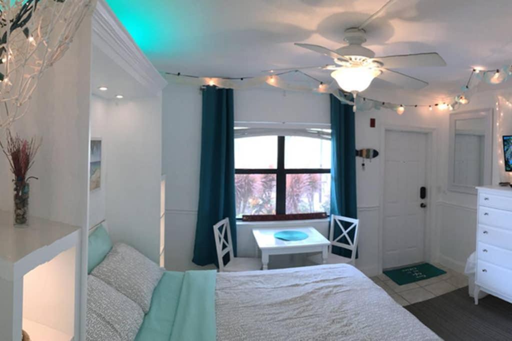Beach In Gated Complex, Heated Courtyard Pool, Ocean Only 1 Block Away! Apartment