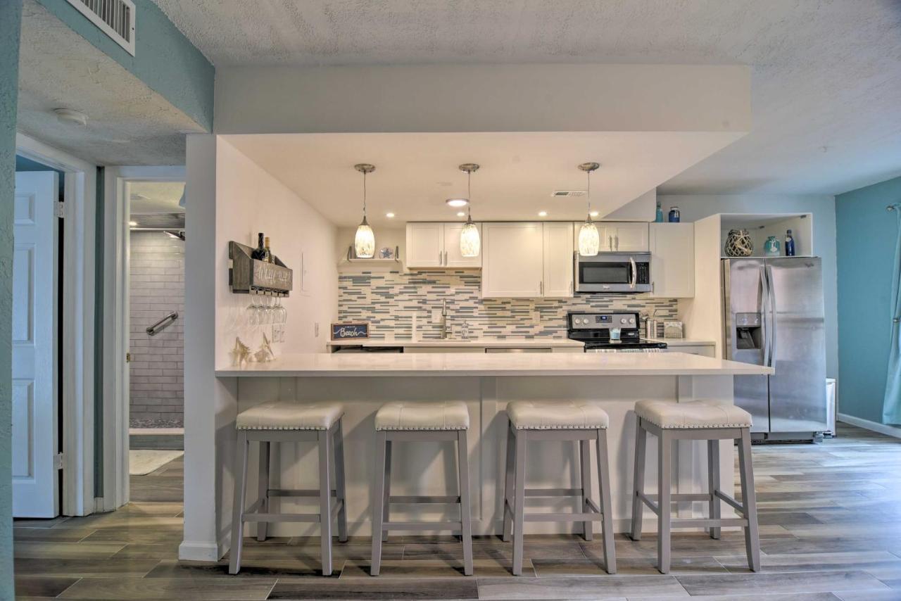 Modern Escape With Pool Access - Half Mile To Beach! Apartment St. Pete Beach
