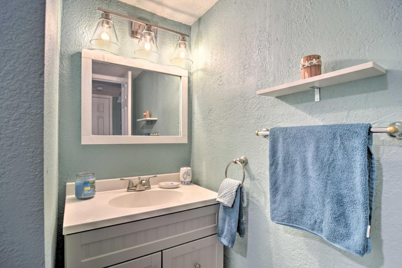 Apartment Modern Escape With Pool Access - Half Mile To Beach!