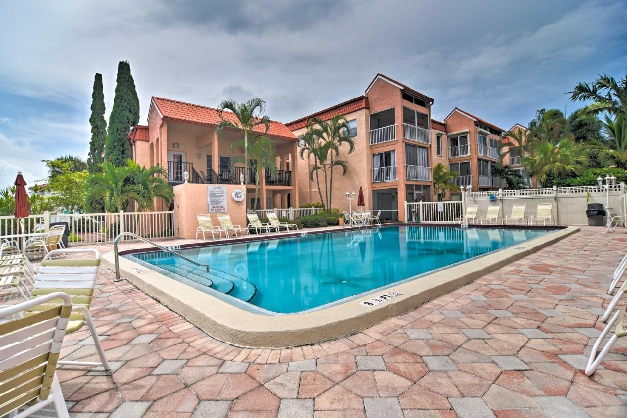 Apartment Modern Escape With Pool Access - Half Mile To Beach! St. Pete Beach