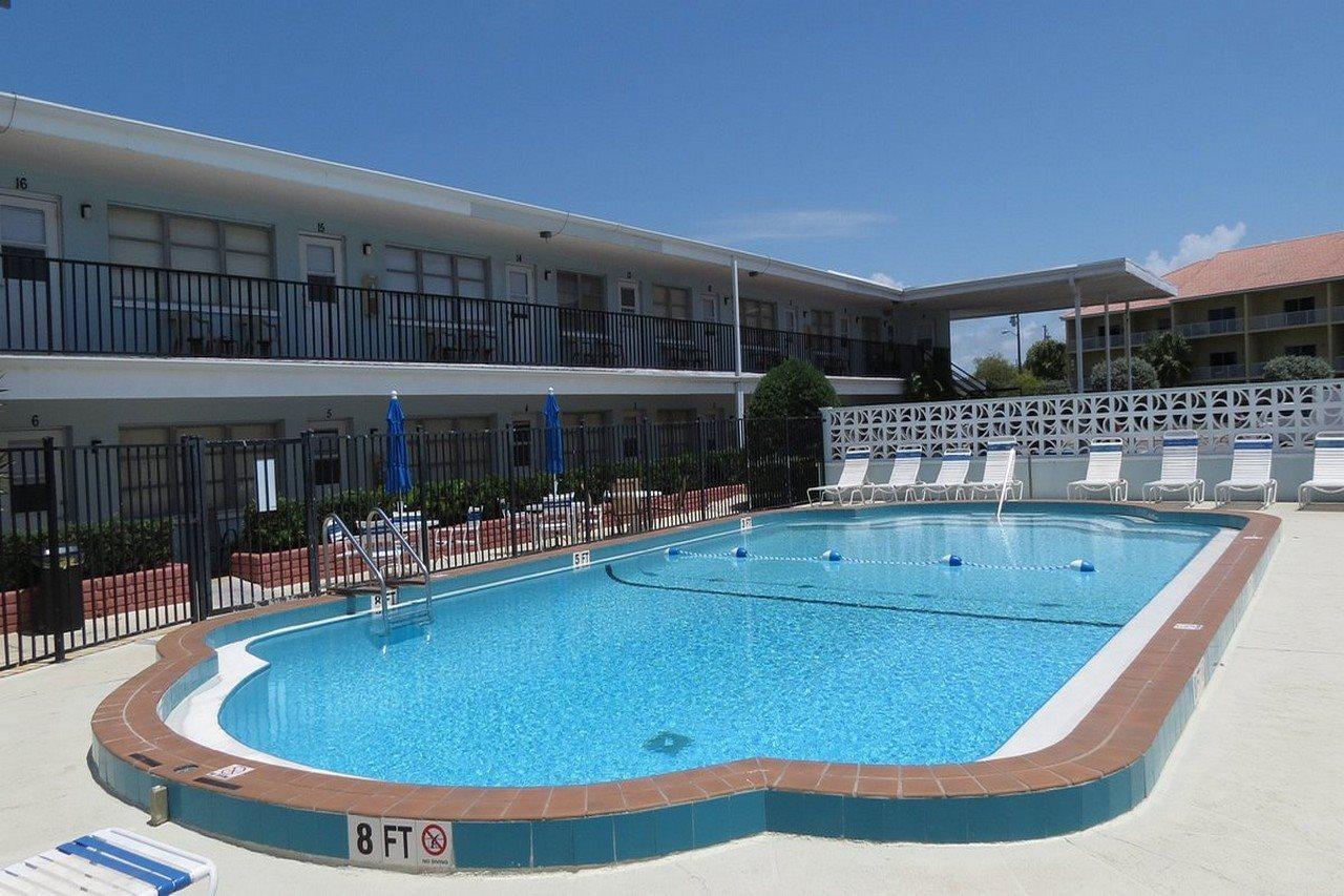 Beachside Motel 2*
