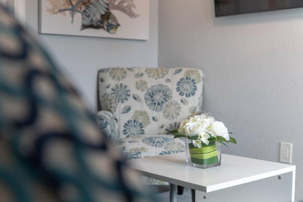 Apartment 102-tiny Treasure-waterfront With Heated Pool *