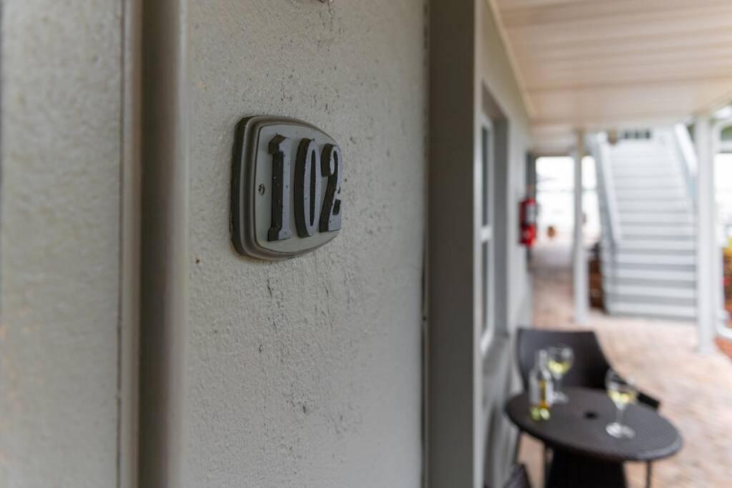 Apartment 102-tiny Treasure-waterfront With Heated Pool *