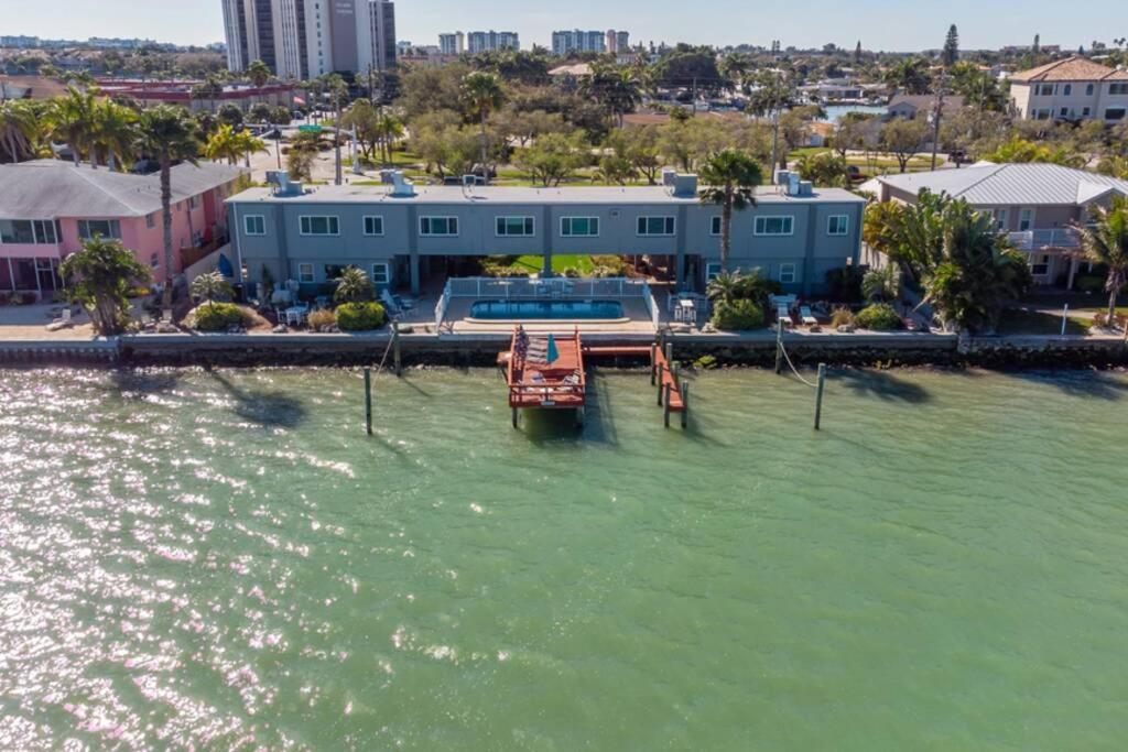 102-tiny Treasure-waterfront With Heated Pool Apartment