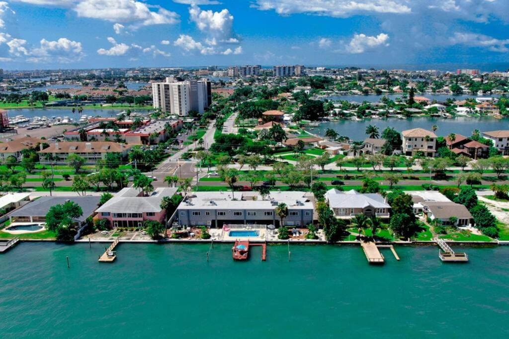 102-tiny Treasure-waterfront With Heated Pool *