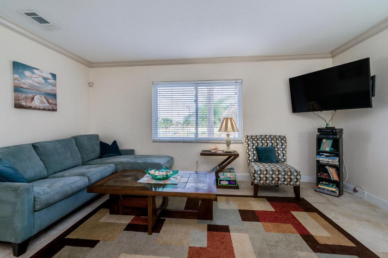 Parkside 15, 2 Bedrooms, Walk To Beach, Pool Access, Sleeps 6 St. Pete Beach