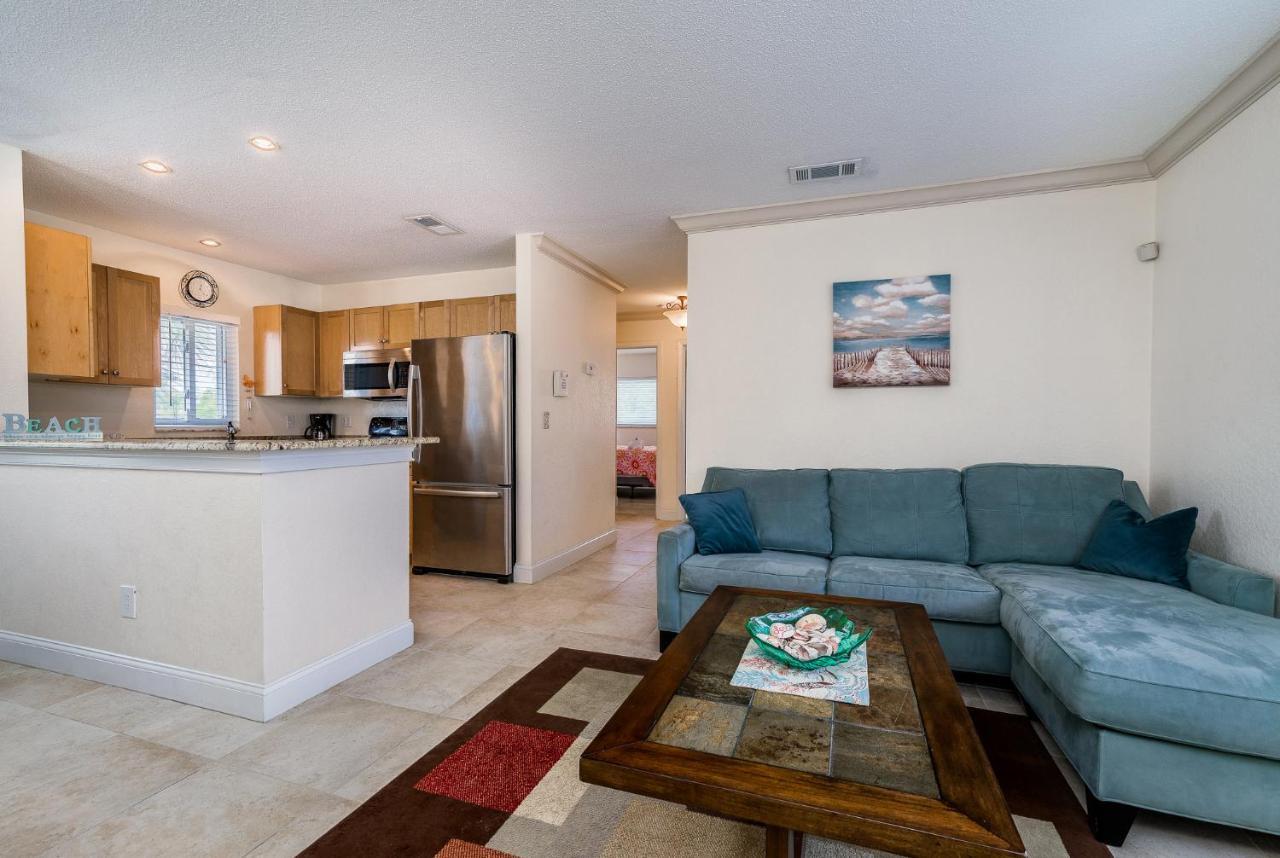 Parkside 15, 2 Bedrooms, Walk To Beach, Pool Access, Sleeps 6 Apartment St. Pete Beach