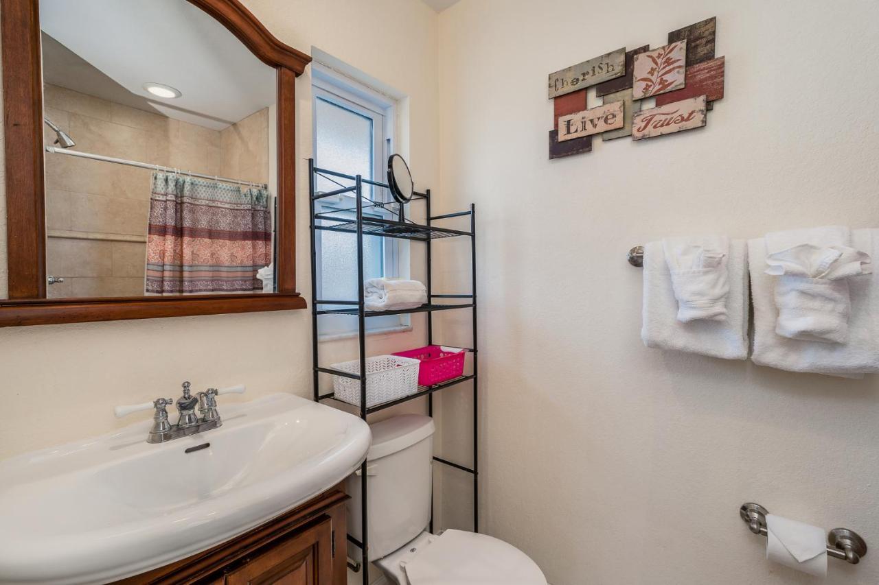 Apartment Parkside 15, 2 Bedrooms, Walk To Beach, Pool Access, Sleeps 6 St. Pete Beach